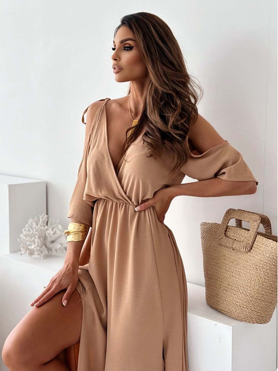 Perla – Elegantes Kleid mit V-Ausschnitt und Seitenschlitz